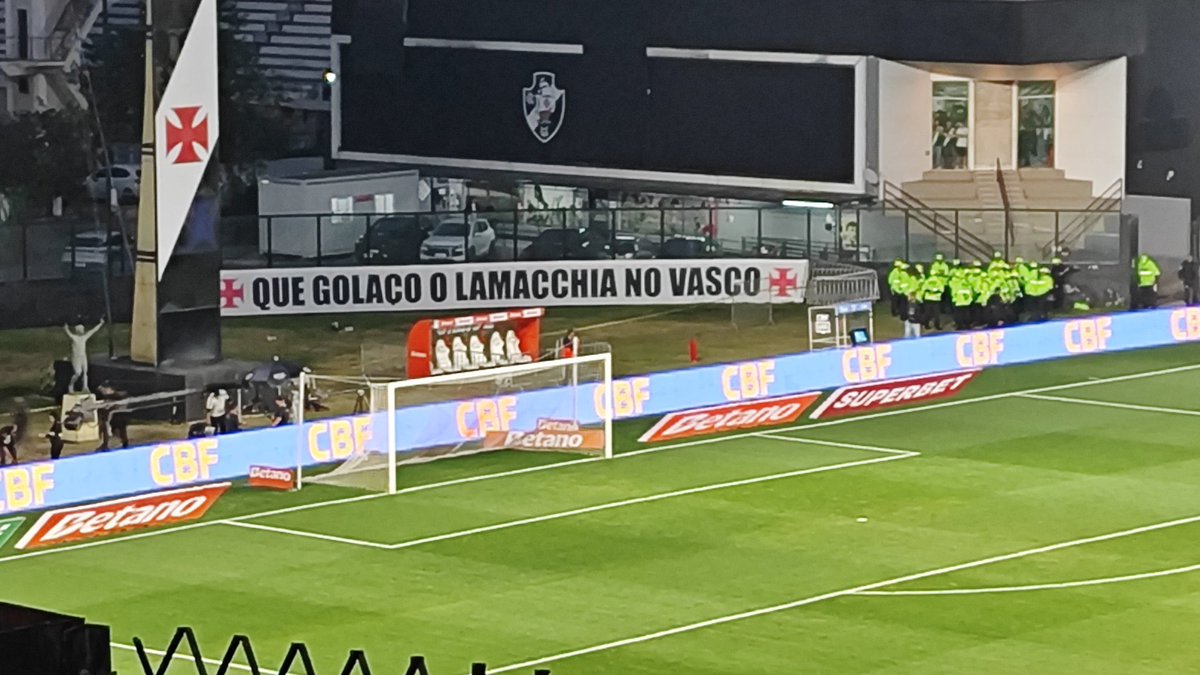 newscolina's tweet photo. “Que golaço o Lamacchia no Vasco”

Essa é a faixa exibida atrás do gol de São Januário para a partida contra o Vitória.

O comentário eu deixo pra vocês.

📷 @JoelSilva90 https://t.co/ezMqTCoqCL