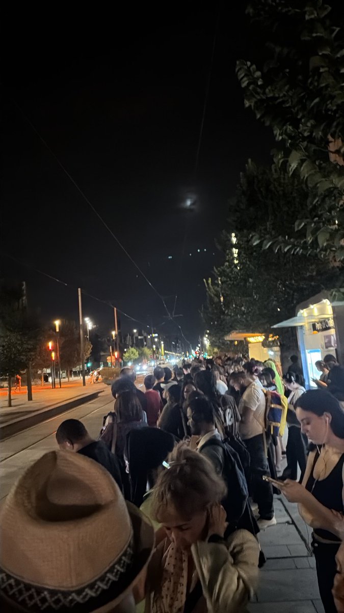 bloueyeyo's tweet photo. @T9_IDFM 
Bonsoir cela fait maintenant 20 min qu’on attend tous à porte de Choisy et aucun tram à l’horizon
Pouvez-vous  expliquer la raison ? https://t.co/sFW6TfEU4g