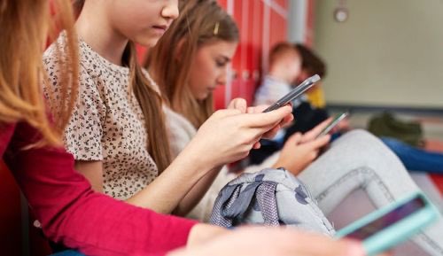KDMonitorApp's tweet photo. Social Media Rules for Under-16s Are Changing Fast.

Here’s What Parents Need to Know in 2026.

As a parent, keeping up with your child’s online world can feel overwhelming. 

In the past year, major shifts in rules, platform policies, and kids’ habits have made the landscape look very different, especially for those under 16. 

Here’s a clear, overview of what’s happening & how you can respond.

The Biggest Change: Australia’s Under-16 Ban (and Global Ripple Effects)

In December 2025, Australia became the first country to ban under-16s from holding accounts on major platforms including TikTok, Instagram, Snapchat, YouTube, Facebook, X, Reddit, Threads, Twitch, and Kick. 

Platforms must take “reasonable steps” to block or deactivate underage accounts, with heavy fines for failures.

Early results were mixed:
Millions of accounts were removed or restricted.
Usage dropped initially.

By mid-to-late 2026, data shows activity climbing back toward pre-ban levels for many apps. 

A significant majority of under-16s still access restricted platforms through workarounds (fake ages, selfies that pass weak checks, secondary accounts, private browsers, or borrowing older siblings’ logins). 

Many have shifted more time to unrestricted messaging apps like WhatsApp and online gaming.

Other places are following:
The UK plans a similar ban (plus extra limits on livestreaming and stranger contact) expected around spring 2027, with overnight curfews for 16–17-year-olds.

Several countries (including the UAE) have raised minimum ages.

In the US, there’s no national ban yet, but settlements (especially with Meta) now require stronger age checks, default 2-hour daily limits on Facebook/Instagram for under-18s, night blocks, muted school-hour notifications, and better parental controls.

What Usage Looks Like Right Now.
Even with restrictions:
Social media remains extremely common. In many regions, most 12–15-year-olds still have or use profiles.

YouTube is nearly universal; TikTok, Instagram, and Snapchat stay popular.

Kids are spending more time communicating with friends/family online and experimenting with AI chatbots and tools.

“Almost constant” use of certain apps continues for a notable share of teens.

These patterns matter because early, heavy social media use has been linked in studies to higher risks of anxiety, sleep disruption, body-image issues, and (in some research) lower academic performance in maths & language skills.

Practical Steps Parents Can Take Today
https://t.co/H8J7QnDfOL early & often 
Ask open questions: “What apps do your friends use most?” “Have you noticed any age checks lately?” “What do you like (or dislike) about being online?” Focus on values, kindness, privacy, sleep, rather than just rules.

2.Use the tools that exist
- Enable parental controls and family pairing features on devices and major apps.
- Set screen-time limits, downtime schedules, and content filters at the device level (Apple Screen Time, Google Family Link, KD Monitor App).
- Check age-assurance settings & report underage accounts when you find them.

3.Expect (and plan for) workarounds. Many kids find ways around bans. 

Assume your child may still see content and focus on building critical-thinking skills: how to spot manipulation, when to step away, and why sleep and real-life friendships matter more than likes.

4.Create offline anchors Prioritise family routines, sports, hobbies, and face-to-face time. Offer alternatives so social media doesn’t feel like the only source of connection or entertainment.

5.Stay informed & flexible Rules and platform features keep evolving. Follow official sources such as your country’s eSafety or online-safety regulator, and reputable research organisations.

6.Model the behaviour you want. Kids notice when adults are constantly on their phones. Putting your own device down sends a powerful message.