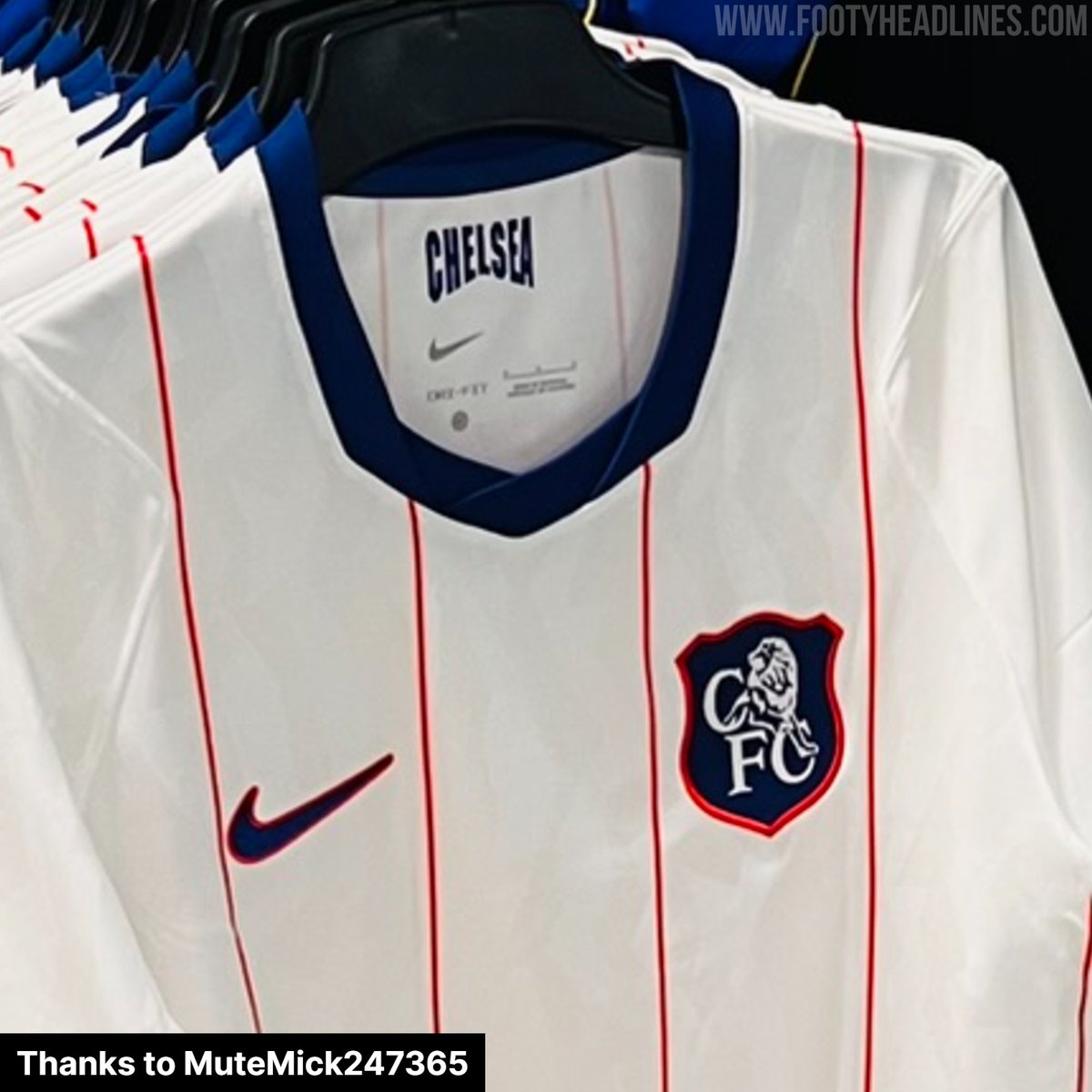 Footy_Headlines's tweet photo. 𝑪𝒉𝒆𝒍𝒔𝒆𝒂 𝟐𝟔-𝟐𝟕 𝑻𝒉𝒊𝒓𝒅 𝑲𝒊𝒕 𝑺𝒑𝒐𝒕𝒕𝒆𝒅 𝒐𝒏 𝑺𝒂𝒍𝒆

Our reader MuteMick247365 has spotted the new Nike Chelsea 26-27 third kit on sale, ahead of its launch. Drawing heavy inspiration from the club's 1992-94 away strip, the shirt features a clean white base complemented by thin red vertical pinstripes, bold blue collar and cuff accents, and a retro shielded 1990s crest.