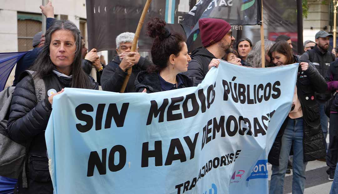 SATSAIDnacional's tweet photo. 🇬🇲🥁 CONTENIDOS PÚBLICOS: MOVILIZACIÓN AL MINISTERIO DE DESREGULARIZACIÓN

Como parte del plan de lucha, trabajadores y trabajadoras del SATSAID, APESAU, @sipreba , CAISAU denunciaron el vaciamiento y la flexibilización de las condiciones laborales en Encuentro, @PakaPakaArg , @canaldeportv y Animar MoCap y exigieron una urgente recomposición salarial tras dos años de congelamiento. 

Leé la nota completa acá👇

🔗 https://t.co/BAGEhc6HKY