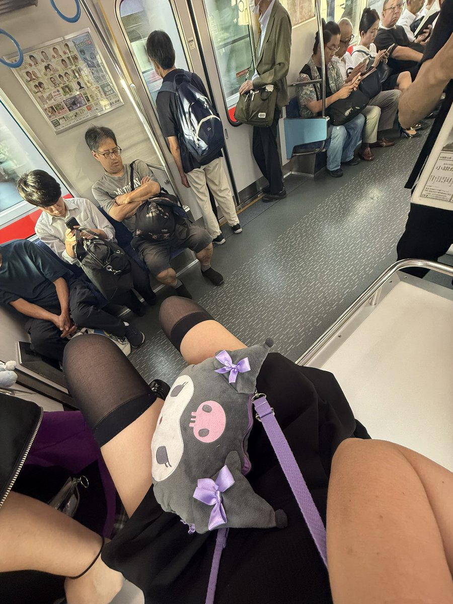 wa__nyan's tweet photo. 阪神電車ここって座っていいとこやんな？ https://t.co/2qLp5ThbVL