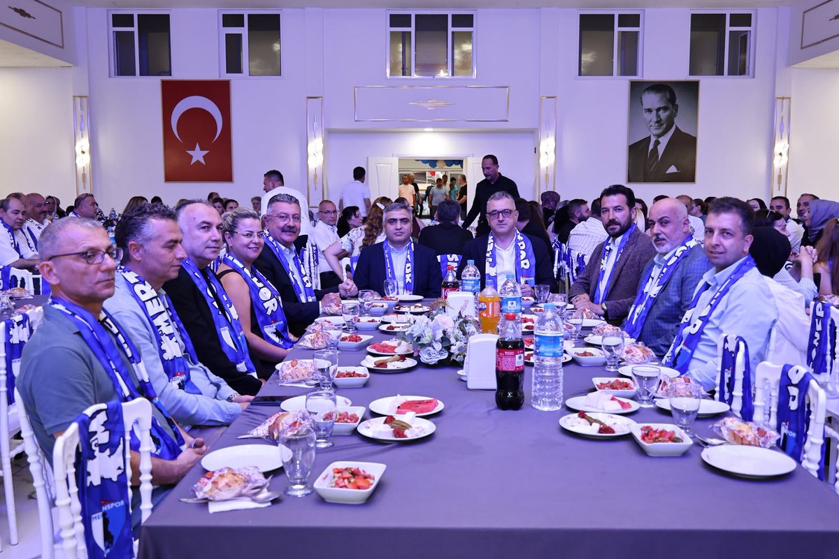 alpkargi's tweet photo. DAHA YENİ BAŞLIYORUZ...

Merzifonspor’umuzun Dayanışma Gecesi’ne katkı ve destekleriyle güç veren Merzifon Kaymakamımız Sayın Ahmet KARAASLAN’a, Amasya Milletvekilimiz Sayın Hasan ÇİLEZ’e, sürece katkı sağlayan tüm hayırsever iş insanlarımıza ve her koşulda takımımızın yanında olan başta taraftar gruplarımız olmak üzere tüm Merzifonspor sevdalılarına gönülden teşekkür ediyor, şükranlarımı sunuyorum.

Bizler de Merzifonspor’umuzu çok daha iyi yerlerde görmeyi yürekten arzu ediyoruz. Bu hedef doğrultusunda sürecin en sağlıklı ve güçlü şekilde ilerlemesi adına üzerimize düşen her türlü çalışmayı ve desteği kararlılıkla sürdüreceğiz.

Bir gerçek var ki; Merzifon, güçlü bir spor kültürüne ve büyük bir taraftar potansiyeline sahip bir şehir. Bu birlikteliği tribünlere de taşımamız gerekiyor. Profesyonelliğe Geçiş Ligi'nde oynayacağımız karşılaşmalarda tüm hemşehrilerimizi ve taraftarlarımızı Merzifonspor’umuzun yanında olmaya, takımımıza gönülden destek vermeye davet ediyorum.

Dayanışma Gecemize katılarak bizlerle birlikte olan kıymetli sanatçımız Sayın Murat BAŞARAN’a da samimiyeti, mütevazı kişiliği ve sanatıyla gecemize değer katmasının yanı sıra Merzifonspor’umuza vermiş olduğu destekten dolayı ayrıca şükranlarımı sunuyorum.