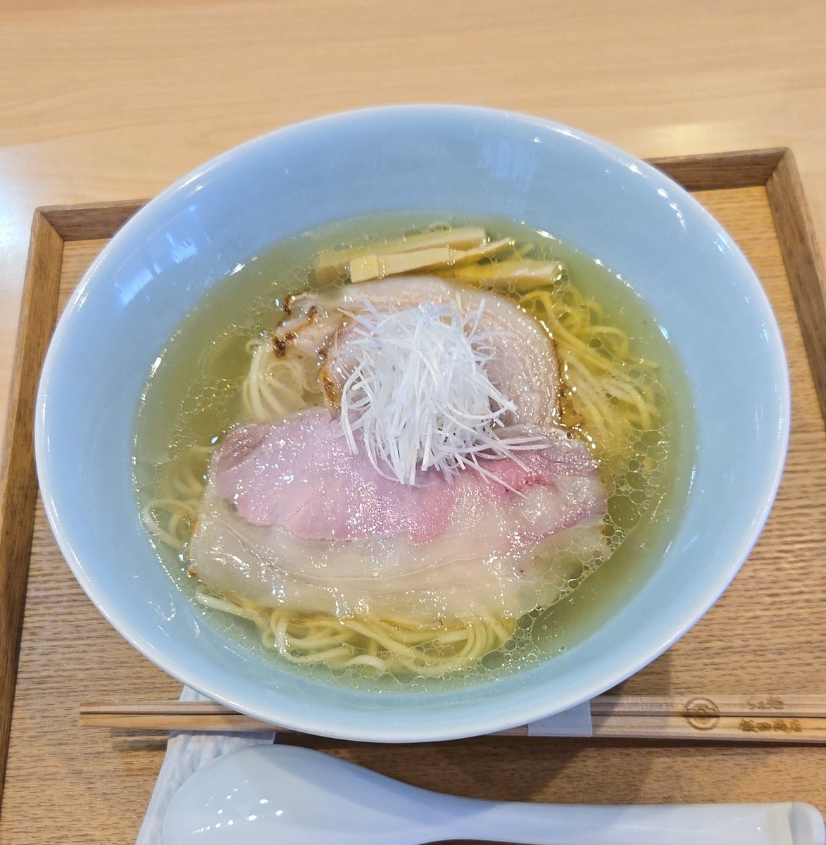 KaizokuoMa's tweet photo. 【飯田商店】湯河原
しおらぁ麺
訪麺🍜煌びやかな琥珀色の淡麗soup♫豊潤で麗しい鶏豚出汁に和やかなまろ味と塩味…はんなり奥行きのある味わいと清純な余韻が五臓六腑を穏やかに包み込む珠玉の逸杯♪めッちゃウマ──ッ!
妖艶な平打ちのツルシコ中細麺&amp;肉味豊かな伊豆の極🥩に感激😍
超絶美味‼️🙏💥💯 https://t.co/Vnfc0Ws8BS