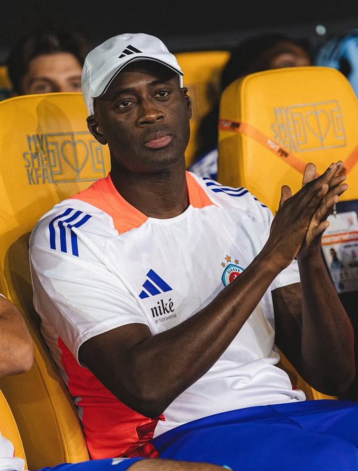 CabineSport's tweet photo. Yaya Touré leva como treinador o Slovan Bratislava à fase de liga da Champions League. https://t.co/s1UC8uB00O