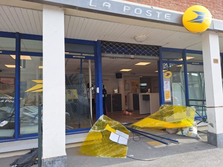 F_Desouche's tweet photo. Margny-lès-Compiègne (60) : après les obsèques d’un membre de la communauté des gens du voyage, mort après un refus d’obtempérer, une cinquantaine d’individus saccagent le centre-ville : bureau de poste, véhicules, panneaux… (MàJ) https://t.co/Ge1tfPlU32 https://t.co/HFthUIbwqK