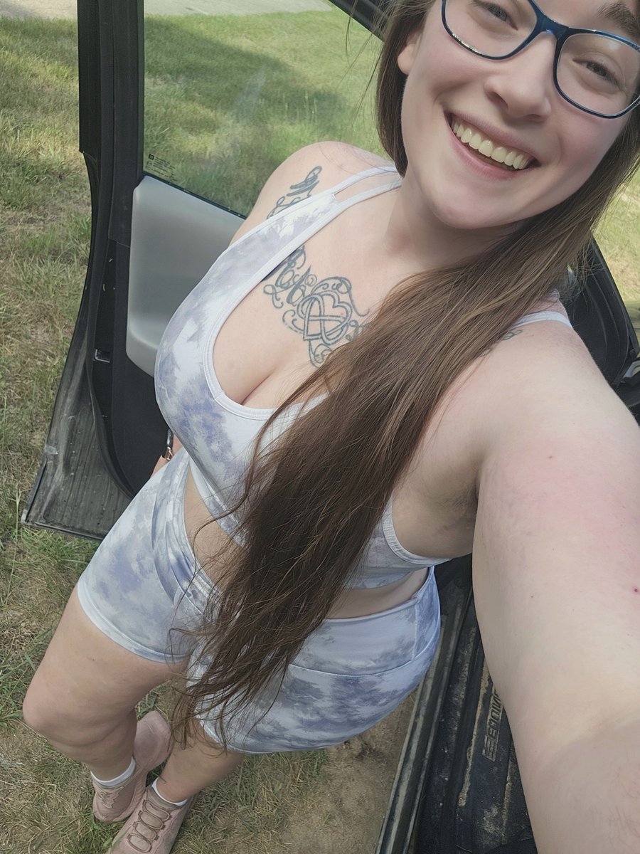 Queen_Button's tweet photo. I will be moving into my new apartment over the next couple of weeks! 🚚 
Not only will I be able to return to my live streams/content creation, but I'll even have an entire room to dedicate to being that space! 
I've waited so long &amp; I'm so fucking excited 😍🥰🎉 https://t.co/dl24r7C1LU
