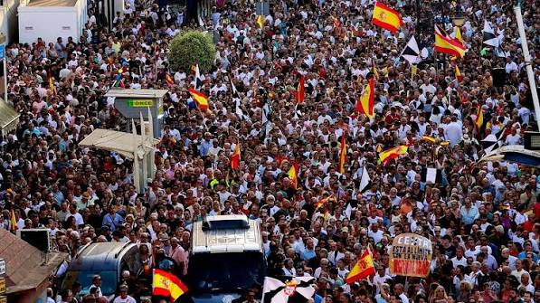 Napotuiter's tweet photo. Llevamos años hablando de que España había perdido sus "cojones históricos" y resultan que los teníamos guardados en Ceuta.👍

¡Aúpa Ceuta! https://t.co/kvKi22Y3cM