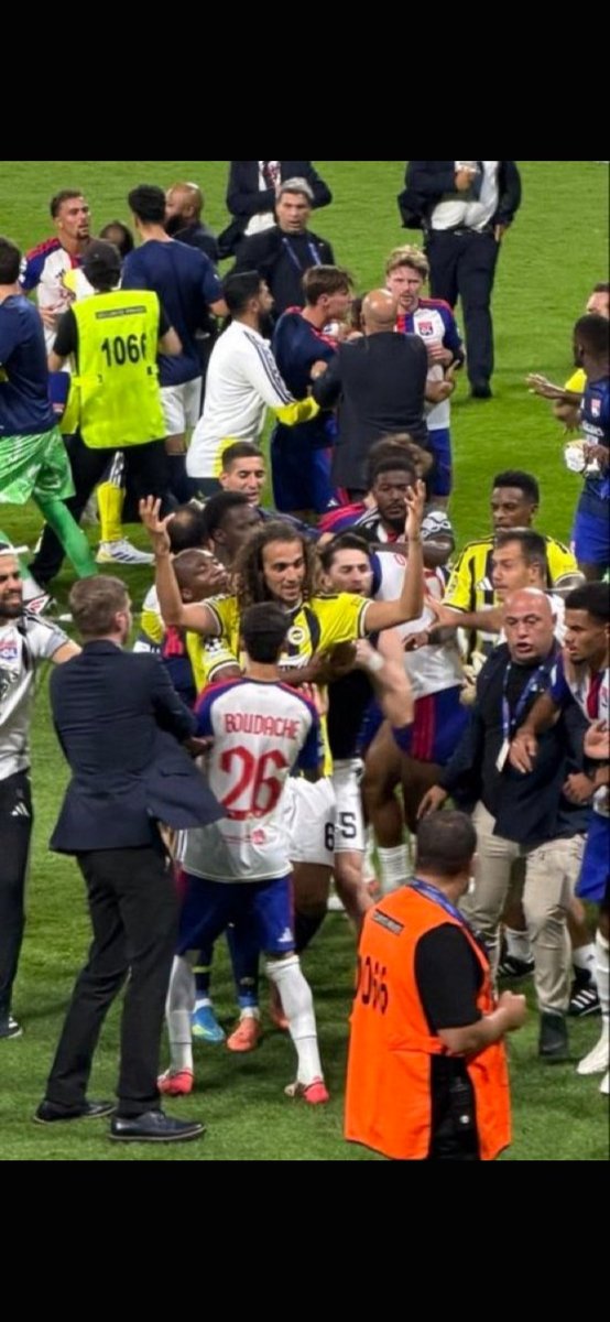 ERHANULAS6's tweet photo. Sadece FENERBAHÇE 💛💙 https://t.co/yJYXu3FWrI
