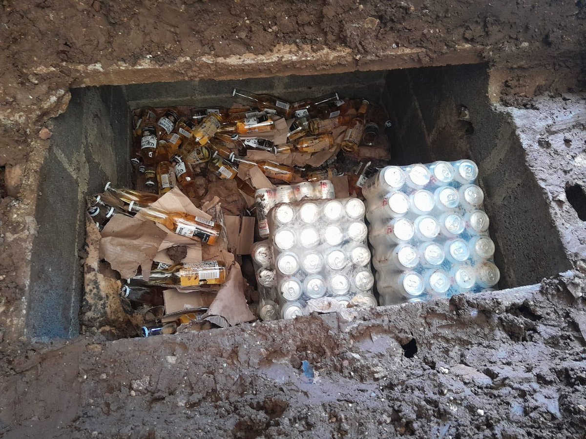 _SPGuatemala's tweet photo. Otras caletas pequeñas secundarias, en una +700 cervezas destruidas por Fuerza Élite de la #DGSP.
“Cero tolerancia a cualquier actividad ilícita.”
— Jorge López Dellachiessa, Director General del SP https://t.co/zSk2LFjrQk