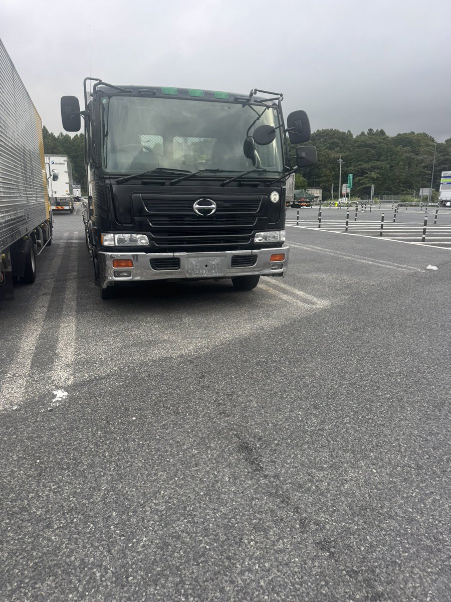 buALGkpGLd94877's tweet photo. 足柄SA上り線にてナンバーなし車両発見。
君はどこからどうやってきたの？
仮ナン、臨ナンだったとしても前後につけなきゃいけないはず、、、 https://t.co/DVd2OkCdvZ
