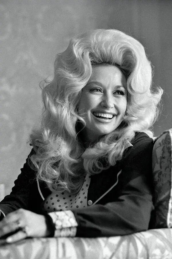 TheePopCore's tweet photo. Dolly Parton simultaneously charts 95 Songs within the Top 200 of US iTunes, the most for any artist in the charts history.

— She also charts 137 tracks on the platforms US Country Songs Chart, the most any artist has ever charted across any genre chart in iTunes history. https://t.co/6lvByzJERk