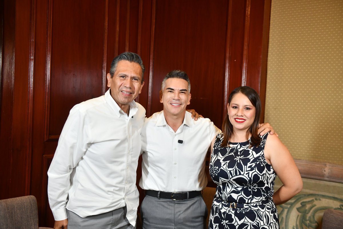 alitomorenoc's tweet photo. En entrevista con Adrián Tovar y Norma Cárdenas, de @Planoinforma en San Luis Potosí, hablamos sobre lo que está pasando en México y la responsabilidad que tenemos los priistas de defender al país, sus instituciones y nuestra democracia.

Desde el PRI vamos a seguir dando la batalla todos los días. México necesita contrapesos, instituciones fuertes y una oposición con carácter, que no se doble y que esté lista para defender lo que hemos construido entre todos.