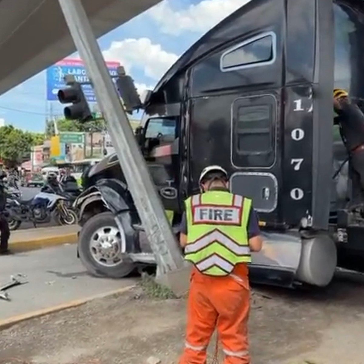 DenunciEcatepec's tweet photo. Tráiler con tanque cisterna tipo salchicha choca contra poste de semáforo en el cruce de Vía Morelos y Av. Morelos, col. Fuentes de San Cristóbal, #Ecatepec. Hay fuerte rezago vial en ambos sentidos y cortes en Av. 30-30. El chofer quedó detenido por probable intoxicación. 🚛 https://t.co/syYenhY5Tc
