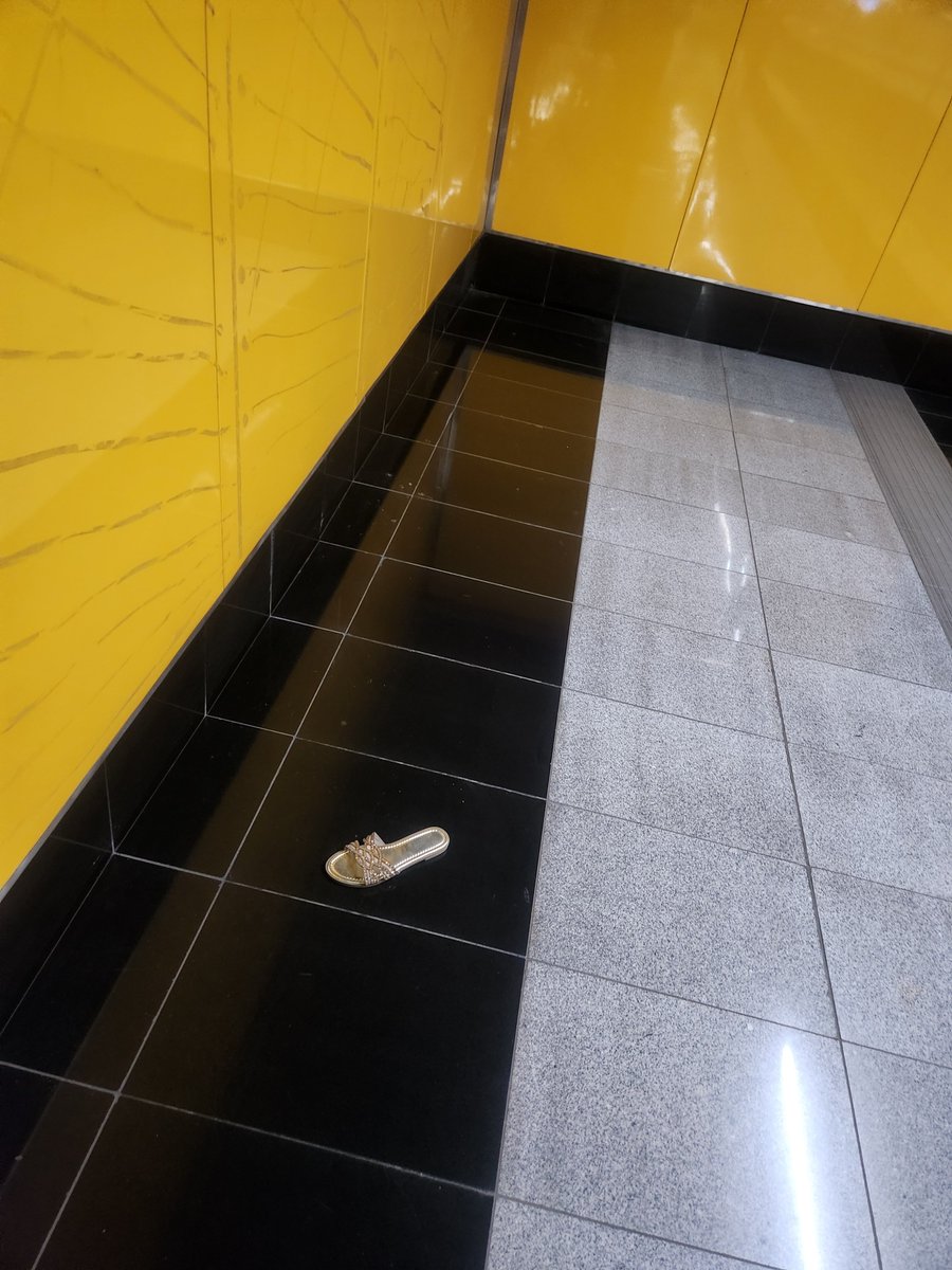 gabyhex13's tweet photo. Quien dejo la chencleta botada en el metro? 🫠🫠🫠🫠 https://t.co/2UYufLUBHD