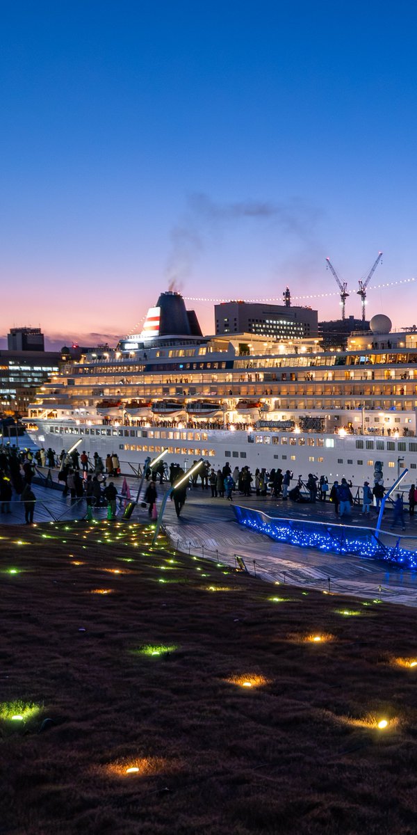 HidePhoto_2021's tweet photo. みなとみらいの夜景と豪華客船🛳️ https://t.co/rSgPUqq3DC