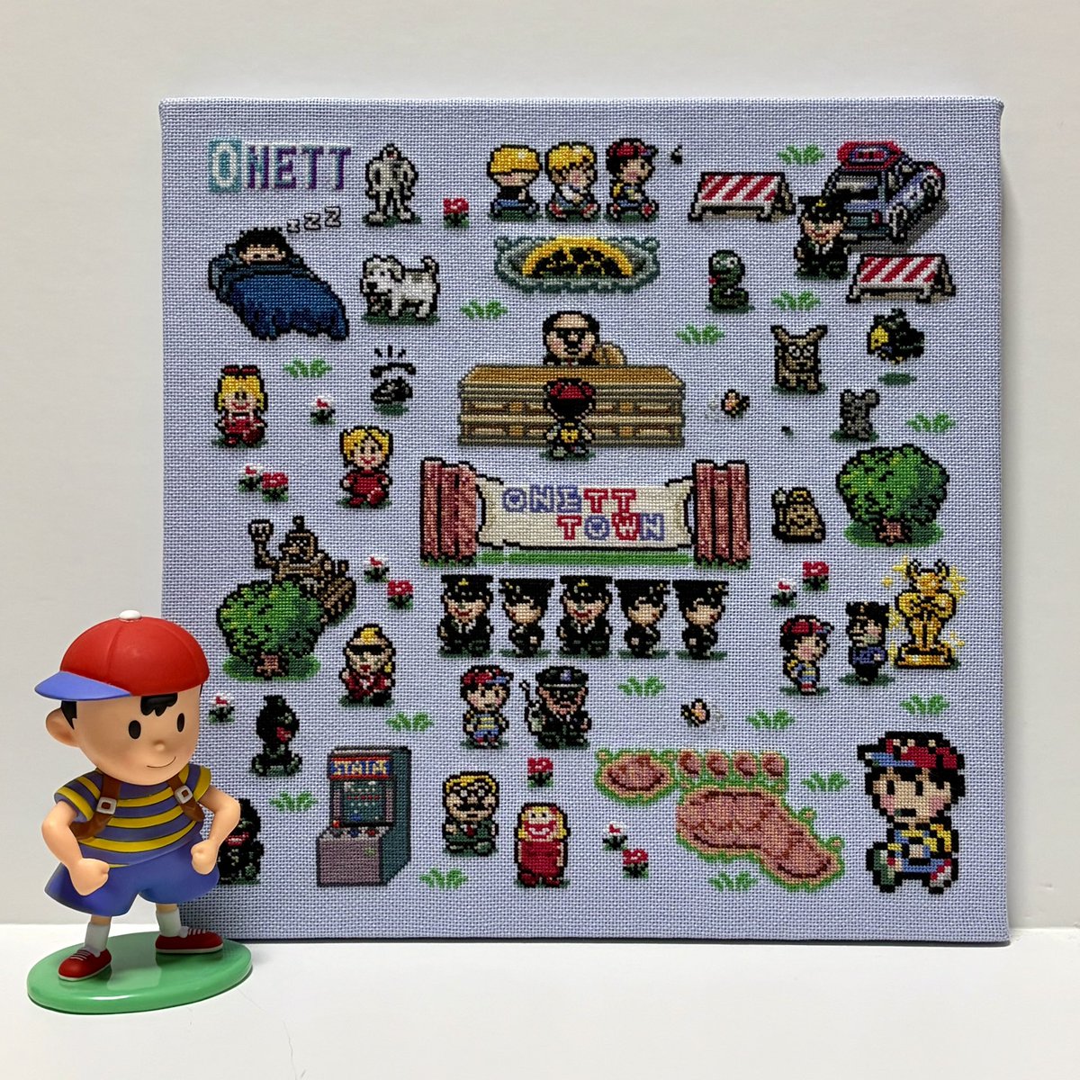 funa_embroidery's tweet photo. #MOTHER2_32周年
🎊おめでとうございます🎊

オネットでの冒険のあれこれをモチーフにしたクロスステッチボードを作りました🥳
物語はここから始まる...🦶

#MOTHER2_32nd
#クロスステッチ https://t.co/s7hAvhYldS
