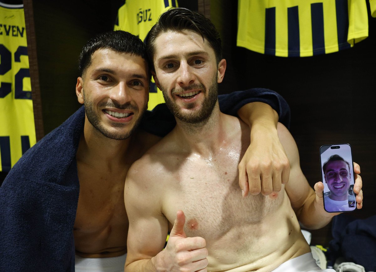 TekYolFener's tweet photo. İsmail Yüksek, soyunma odasında Kerem Aktürkoğlu ile görüntülü konuşuyor.. 💛💙 https://t.co/yViGlnrNU0