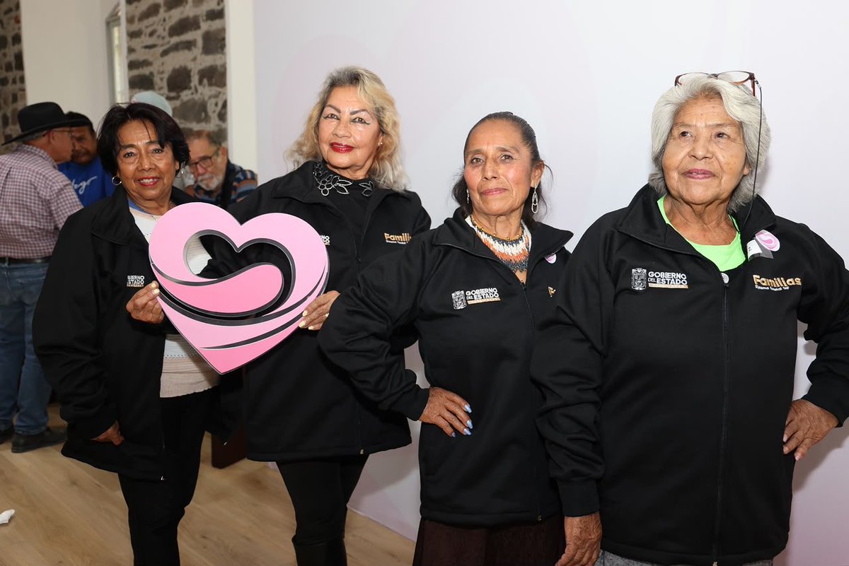 armentapuebla_'s tweet photo. Mi esposa, Ceci, presidenta del SEDIF, entregó uniformes a quienes representarán a Puebla en las Olimpiadas de Oro 2026.🏅🩷

Seguiremos trabajando por el bienestar de las personas adultas mayores. ¡Mucho éxito a nuestra delegación! 👏🏻✨ https://t.co/Jg7M6R6fDs
