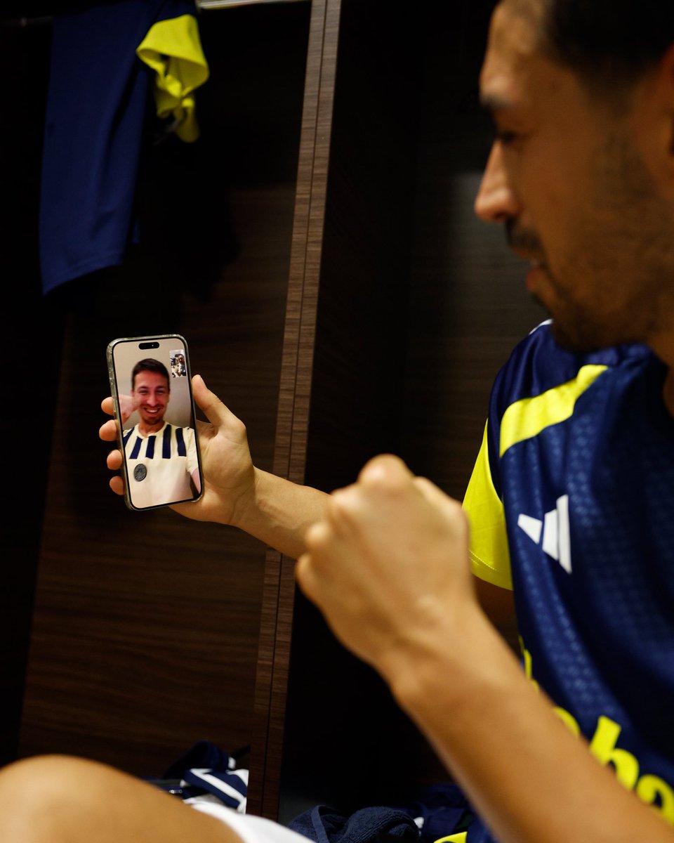 Fenerbahce's tweet photo. Ailemiz. Fenerbahçe’miz. 💛💙 https://t.co/QthgbDZrSo