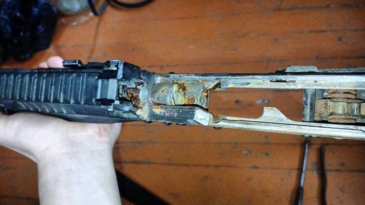 Goliback1234v's tweet photo. ロシア軍のAK-12が前線で問題を起こしている理由

・AK-12本体の設計がおかしい(ガスチューブの取り外しが出来ないので清掃が困難)

・現場のプロでは無い突撃要員のロシア兵がAK-12を清掃しない

・カラシニコフ社(KC)がAK-12の金属の質を意図的に落としている(信頼性の高い銃を現場に渡さない) https://t.co/gconuoMpEL
