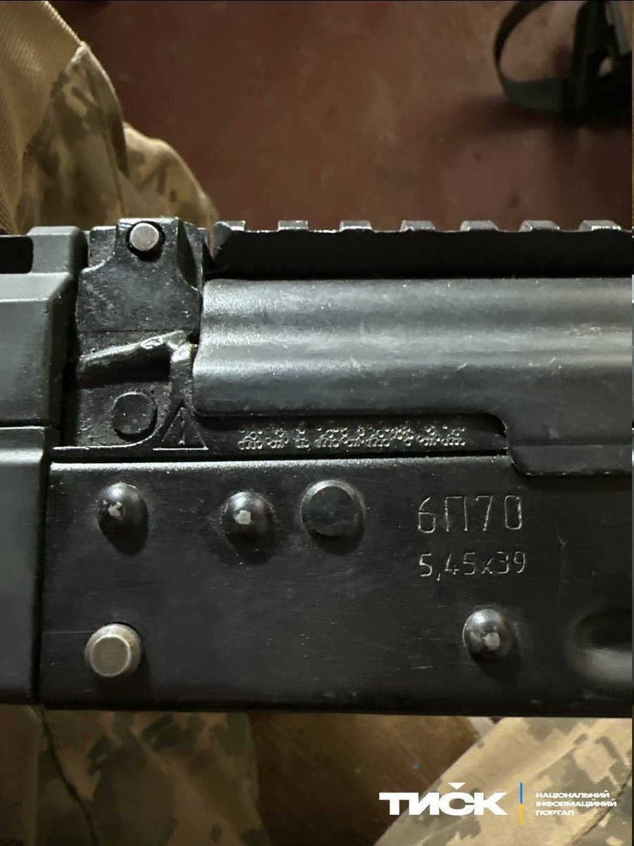 Goliback1234v's tweet photo. ロシア軍のAK-12が前線で問題を起こしている理由

・AK-12本体の設計がおかしい(ガスチューブの取り外しが出来ないので清掃が困難)

・現場のプロでは無い突撃要員のロシア兵がAK-12を清掃しない

・カラシニコフ社(KC)がAK-12の金属の質を意図的に落としている(信頼性の高い銃を現場に渡さない) https://t.co/gconuoMpEL