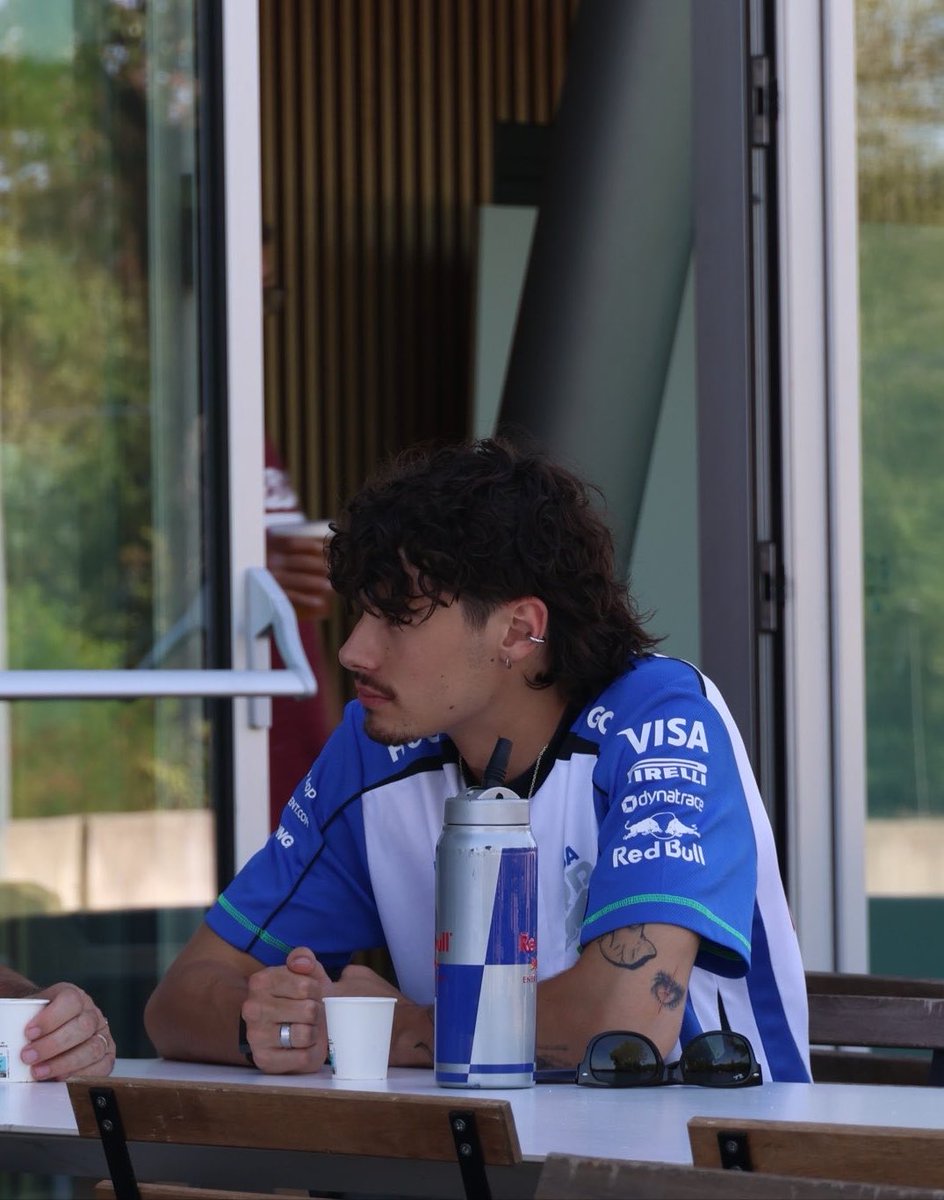 ln4tiny's tweet photo. Oh VCARB suits Nikola SM 🥹 https://t.co/g4BBtu5OhA