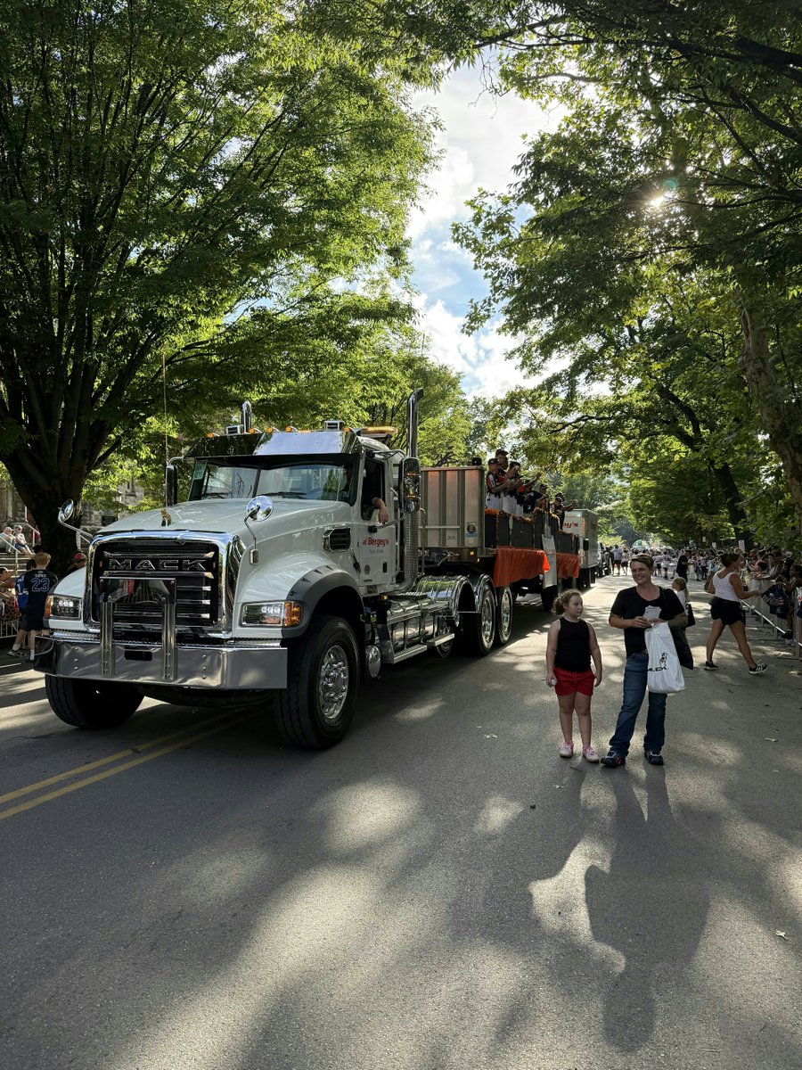 BergeysUSA's tweet photo. Nothing says summer like little league &amp; parades! We were excited to sponsor the Little League World Series Grand Slam Parade in Williamsport, and had a blast tossing out goodies with the Metro Region team from our Bergey's Truck! 

#LittleLeague #LLWS #DrivenToServe #OneBergey https://t.co/hbiTYA2Esw