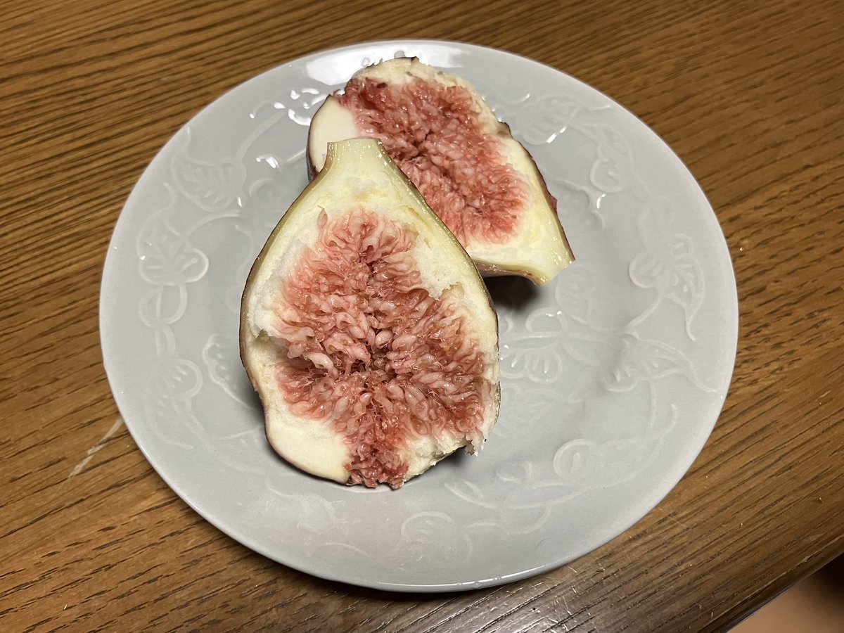 pathan_kyou's tweet photo. 志方のいちじく買ってみた

今日はお孫ちゃんの保育園と２つのお稽古の送迎からの晩ごはんまで… https://t.co/mjrtaAThiG