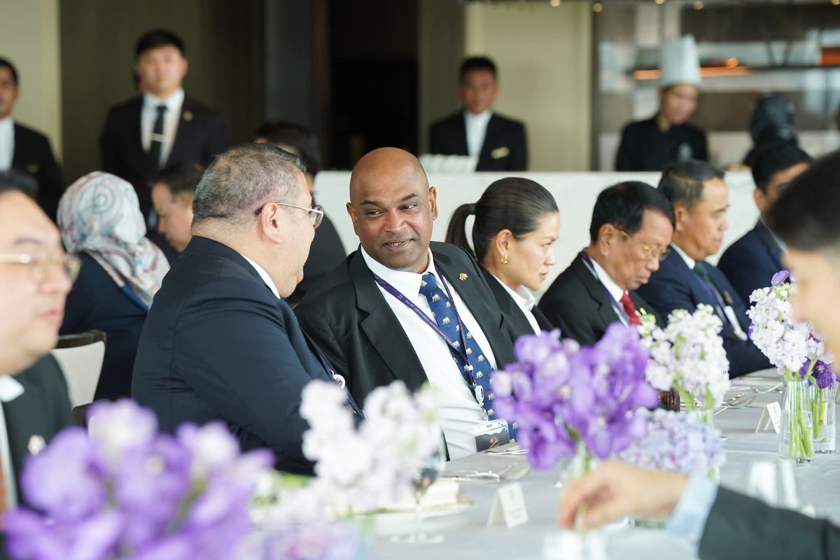 mykesuma's tweet photo. YB Dato' Sri Ramanan Ramakrishnan, Menteri Sumber Manusia menghadiri sesi luncheon ALMM Ke-29 serta mengadakan perbincangan bersama Ketua Pengarah ILO, T.Y.T. Gilbert F. Houngbo berkaitan pembangunan tenaga kerja, perlindungan dan kebajikan pekerja. #KESUMA #ALMM29 #ASEAN #ILO https://t.co/FiVwtILEwm