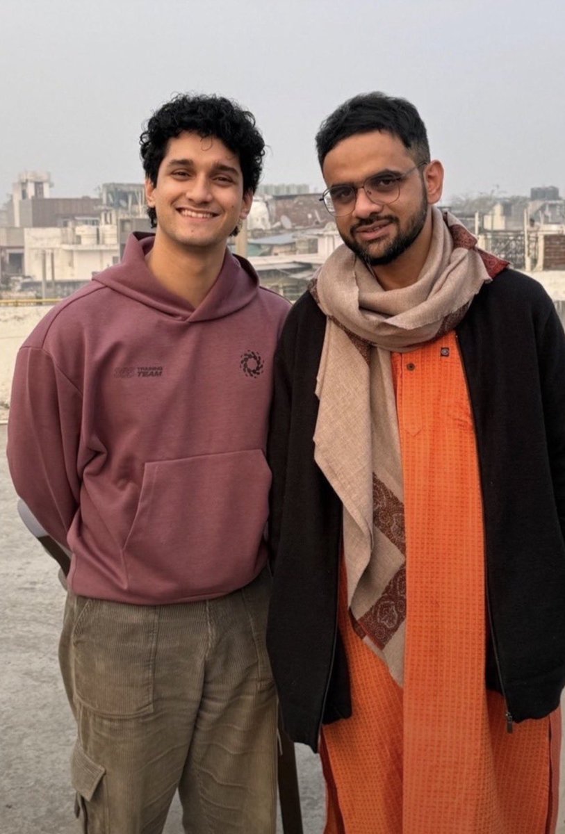 NationFirsty's tweet photo. @SauravDassss @officecmbihar @DmBanka Woh to theek par unmei se ek jaaalidaar Old Brother/sister k asli baap ka nahi pata chal raha. Koi bol raha hai multiple baap hai uske, koi bol raha hai niche photu waala hi asli baap hai😹🤣 https://t.co/ld8IrRPfwF