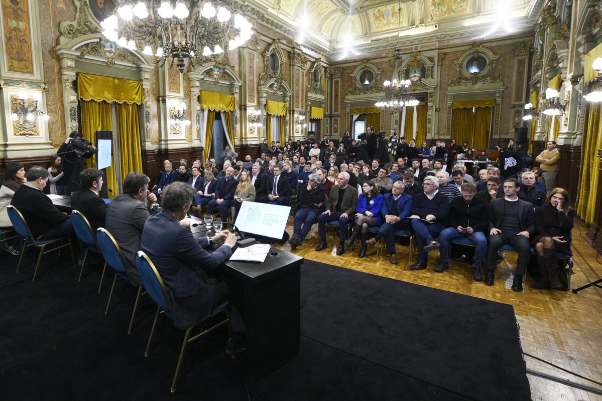 nkreplak's tweet photo. Prepararnos también es cuidar.

Ante la alta probabilidad de un fenómeno de El Niño muy fuerte hacia fin de año, junto a @Kicillofok presentamos un plan provincial de prevención y mitigación que articula a todas las áreas del Gobierno y a los 135 municipios, con una inversión de más de $2,3 billones.

Desde Salud estamos trabajando para anticiparnos, organizar la respuesta y garantizar que hospitales, sistemas de emergencias y equipos sanitarios estén preparados ante cualquier contingencia.

Frente a un Gobierno nacional que niega el cambio climático, paraliza obras y se retira de sus responsabilidades, en la Provincia elegimos planificar, invertir y trabajar de manera integrada. Porque ante una emergencia, llegar antes también salva vidas.