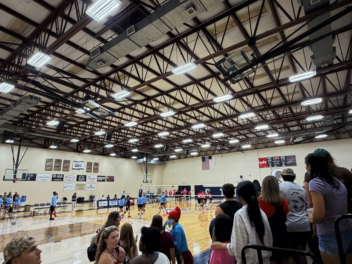 UTFathletics's tweet photo. Volleyball is underway in Lois Delaney 🏐🔥 https://t.co/2B77HcLMcU
