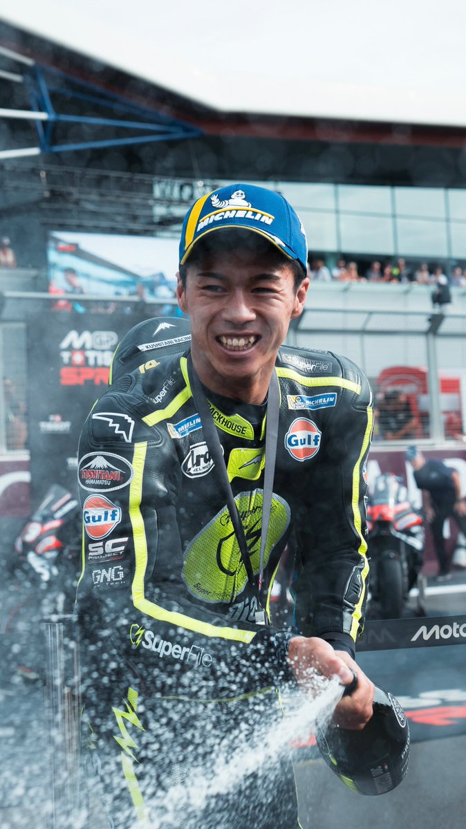 motto_motogp's tweet photo. これは流れが変わってしまう。小椋藍選手は明日からのMotoGPアラゴン戦を欠場することがトラックハウスチームより公式発表。アッセンではMotoGP初優勝を達成。現在世界ランキング3位につけ、チャンピオン獲得の可能性もある日本の誉れゴールデン・アイ・オグラ。前回のイギリス戦を転倒で終えた小椋選手は、そこから2週間のインターバルの間も、いつものように日本に戻り、ミニサーキットでのトレーニングを重ねていたところ転倒。左手の親指付近を骨折し、手術の必要があることが判明したため、今週末のアラゴン戦を欠場することになってしまった。その後の復帰予定については現状判明していない。アラゴン戦では小椋選手の代役としてアプリリアのテストライダーであるロレンツォ・サバドリが走ることがすでに発表されている。

ケガの程度や状況について詳しいことはネットをざっと見た限りでは出ておらず、「東京近郊のサーキット」で走行中に転倒。しかし小椋選手はそのままアラゴンに向かい、骨折が判明したのは現地到着後だった模様。昨日見たネット記事では、小椋選手は昨年のアラゴン戦も負傷欠場しており、このコースをMotoGPマシンで走った経験がないので今年は苦戦するかも、でも走ってみてどうなるか判断すると語っていたので、今回のケガは本当に直近でのことで、おそらくは日本からアラゴンに発つ直前、病院に行く間もないタイミングでのことだったのではないかと推測する。

現在ランキングトップのマルティンとは37点差で、間にベゼッキを挟んでランキング3位につけている小椋選手にとって、タイトルの可能性を考えた場合、今回の欠場はイギリス戦での転倒ノーポイントと合わせて非常に高いものにつくかもしれないが、今季のMotoGPは例年以上にライダーのケガによる結果の上下が大きいため、まだ何かを断ずる状況ではない。

当人もアラゴン、ミザノ、レッドブルリンク戦の間に流れをつかめれば、日本に戻ってファンの前で良い走りができるはずという期待を語っていた矢先での今回のケガである。

いずれにせよ小椋選手は、一日も早くケガを治して、10月の日本・もてぎ戦に備えてもらいたい。

お大事に。

📸@ trackhousemotogp