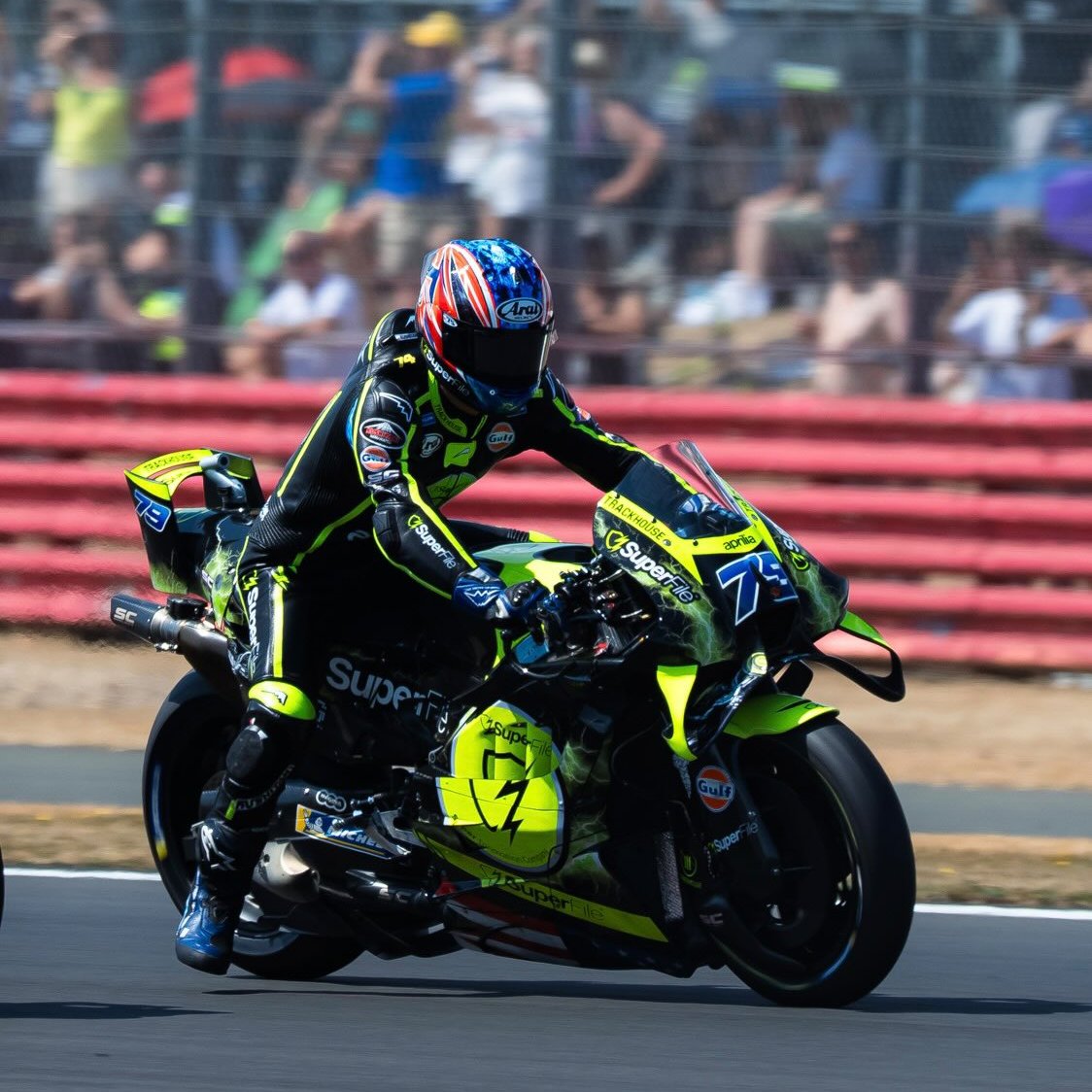 motto_motogp's tweet photo. これは流れが変わってしまう。小椋藍選手は明日からのMotoGPアラゴン戦を欠場することがトラックハウスチームより公式発表。アッセンではMotoGP初優勝を達成。現在世界ランキング3位につけ、チャンピオン獲得の可能性もある日本の誉れゴールデン・アイ・オグラ。前回のイギリス戦を転倒で終えた小椋選手は、そこから2週間のインターバルの間も、いつものように日本に戻り、ミニサーキットでのトレーニングを重ねていたところ転倒。左手の親指付近を骨折し、手術の必要があることが判明したため、今週末のアラゴン戦を欠場することになってしまった。その後の復帰予定については現状判明していない。アラゴン戦では小椋選手の代役としてアプリリアのテストライダーであるロレンツォ・サバドリが走ることがすでに発表されている。

ケガの程度や状況について詳しいことはネットをざっと見た限りでは出ておらず、「東京近郊のサーキット」で走行中に転倒。しかし小椋選手はそのままアラゴンに向かい、骨折が判明したのは現地到着後だった模様。昨日見たネット記事では、小椋選手は昨年のアラゴン戦も負傷欠場しており、このコースをMotoGPマシンで走った経験がないので今年は苦戦するかも、でも走ってみてどうなるか判断すると語っていたので、今回のケガは本当に直近でのことで、おそらくは日本からアラゴンに発つ直前、病院に行く間もないタイミングでのことだったのではないかと推測する。

現在ランキングトップのマルティンとは37点差で、間にベゼッキを挟んでランキング3位につけている小椋選手にとって、タイトルの可能性を考えた場合、今回の欠場はイギリス戦での転倒ノーポイントと合わせて非常に高いものにつくかもしれないが、今季のMotoGPは例年以上にライダーのケガによる結果の上下が大きいため、まだ何かを断ずる状況ではない。

当人もアラゴン、ミザノ、レッドブルリンク戦の間に流れをつかめれば、日本に戻ってファンの前で良い走りができるはずという期待を語っていた矢先での今回のケガである。

いずれにせよ小椋選手は、一日も早くケガを治して、10月の日本・もてぎ戦に備えてもらいたい。

お大事に。

📸@ trackhousemotogp