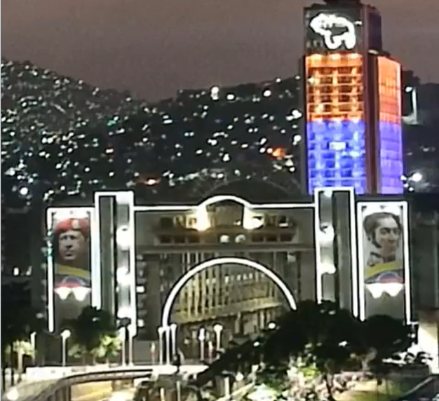 patriciajaniot's tweet photo. Como un acto de condena al olvido, en Venezuela están quitando de las instituciones y espacios públicos las imágenes de Hugo Chávez, Nicolás Maduro y Cilia Flores. A Chávez y a Simón Bolívar, el libertador, los quitaron de la fachada del Palacio de Justicia en Caracas. 
Ojalá así de fácil fuera borrar el legado de corrupción y tiranía para dar paso a la verdadera reconstrucción del país con la fuerza de la democracia.