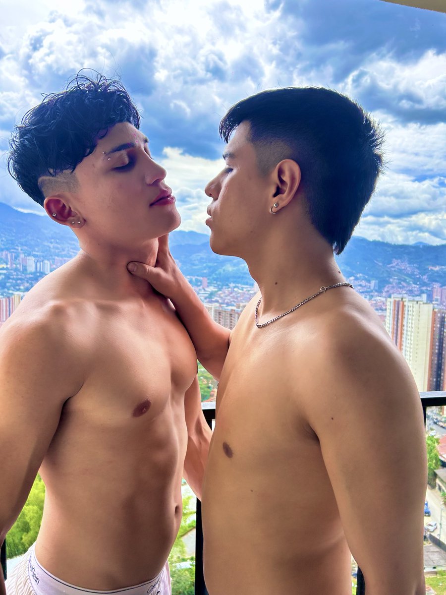 AngelxOliver's tweet photo. Dos chicos latinos, doble tentación👿✨@angellkhoury 
@OliverFoxB 

@EventosGayMed 

https://t.co/uWg4Rj4T8q
https://t.co/TdrICpzS1Z https://t.co/ldO9wyiffu