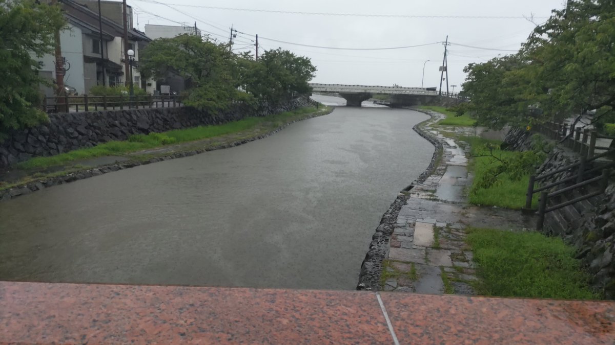 GODMAN1979's tweet photo. 現在の川の様子
#富山県
#氷見市
#線状降水帯 https://t.co/daHAbIC4H1