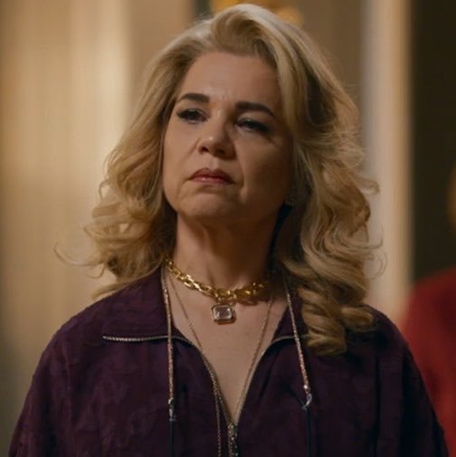 itxdan13's tweet photo. Minha crítica atual sobre #QuemAmaCuida: 

. Walcyr Carrasco e Claudia devem urgentemente dar função de novo a Pilar, a personagem que na primeira fase se mostrou uma grande vilã clássica de folhetim perdeu totalmente a função após o início da segunda fase e só fica humilhando seus empregados e babando homens

. Quando veremos mais embates entre mocinha e vilã? Quando a Pilar vai se articular pra tentar prejudicar a Adriana a qualquer custo? A cada capítulo que passa a trama da personagem fica apenas no núcleo familiar.

. Já estamos quase no 100° capítulo da trama e a vilã aparenta estar perdida em seu papel, há semanas ela não faz alguma armação pra cima de ninguém, o público só tem a perder com essa falta de conteúdo com a principal rival da protagonista.