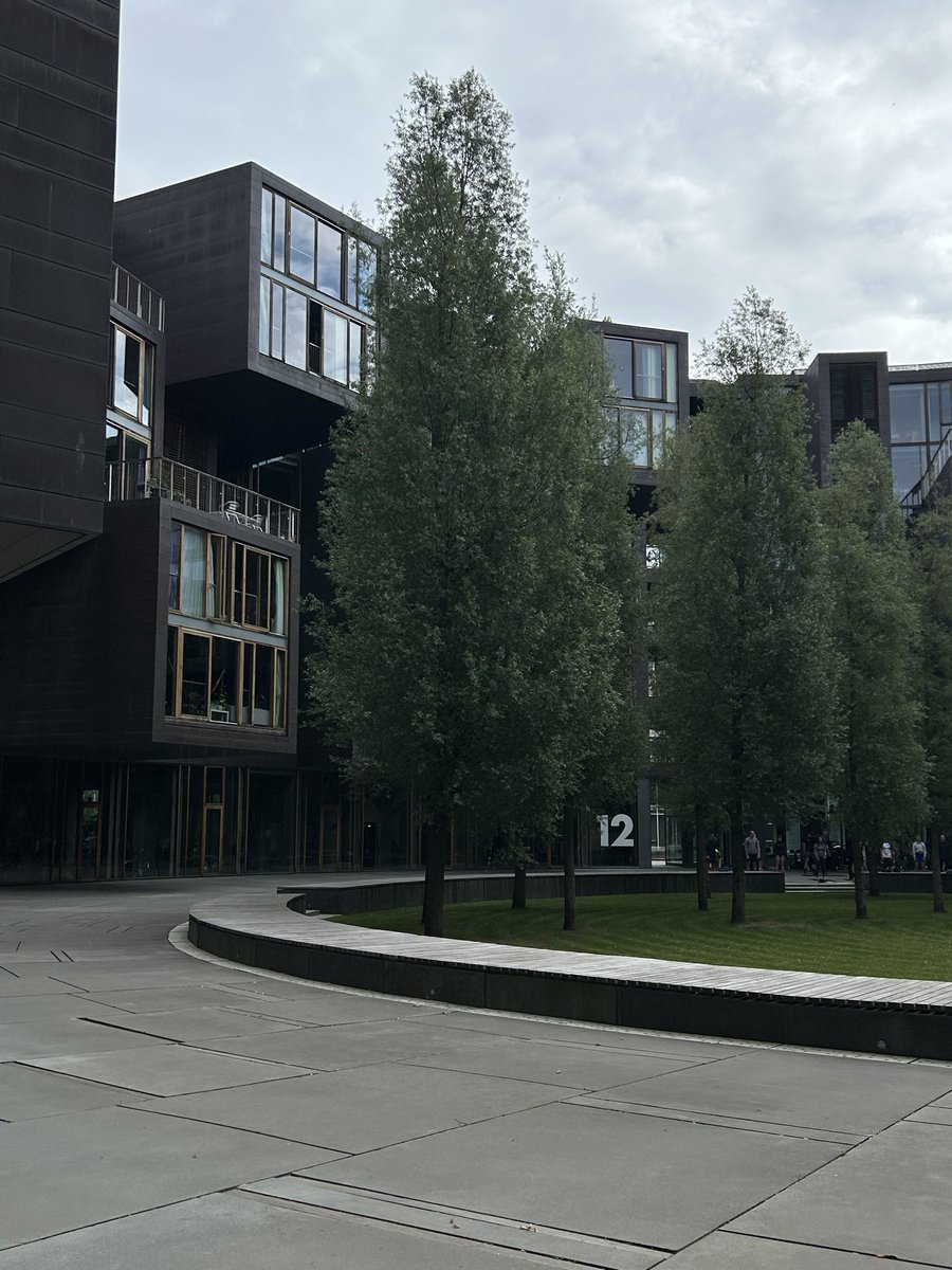 gucci_grechek's tweet photo. @andruyeung Saw this building in person, it holds up https://t.co/B3fsSpbJwb
