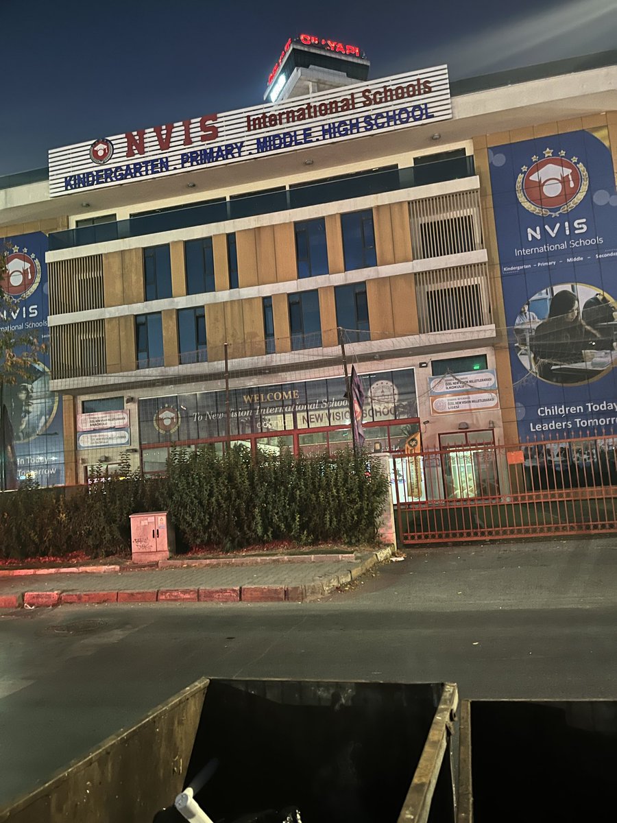flaminnhott's tweet photo. beylikdüzü osb, açelya caddesinde, NVIS okulları karşısındaki ve çevresindeki kaldırımların acil olarak yenilenmesi, düzenlenmesi gerekiyor. bu kaldırımlar ve çevre çok kötü durumda. @beylikduzubeltr @istanbulbld https://t.co/XNBkt0nmbQ