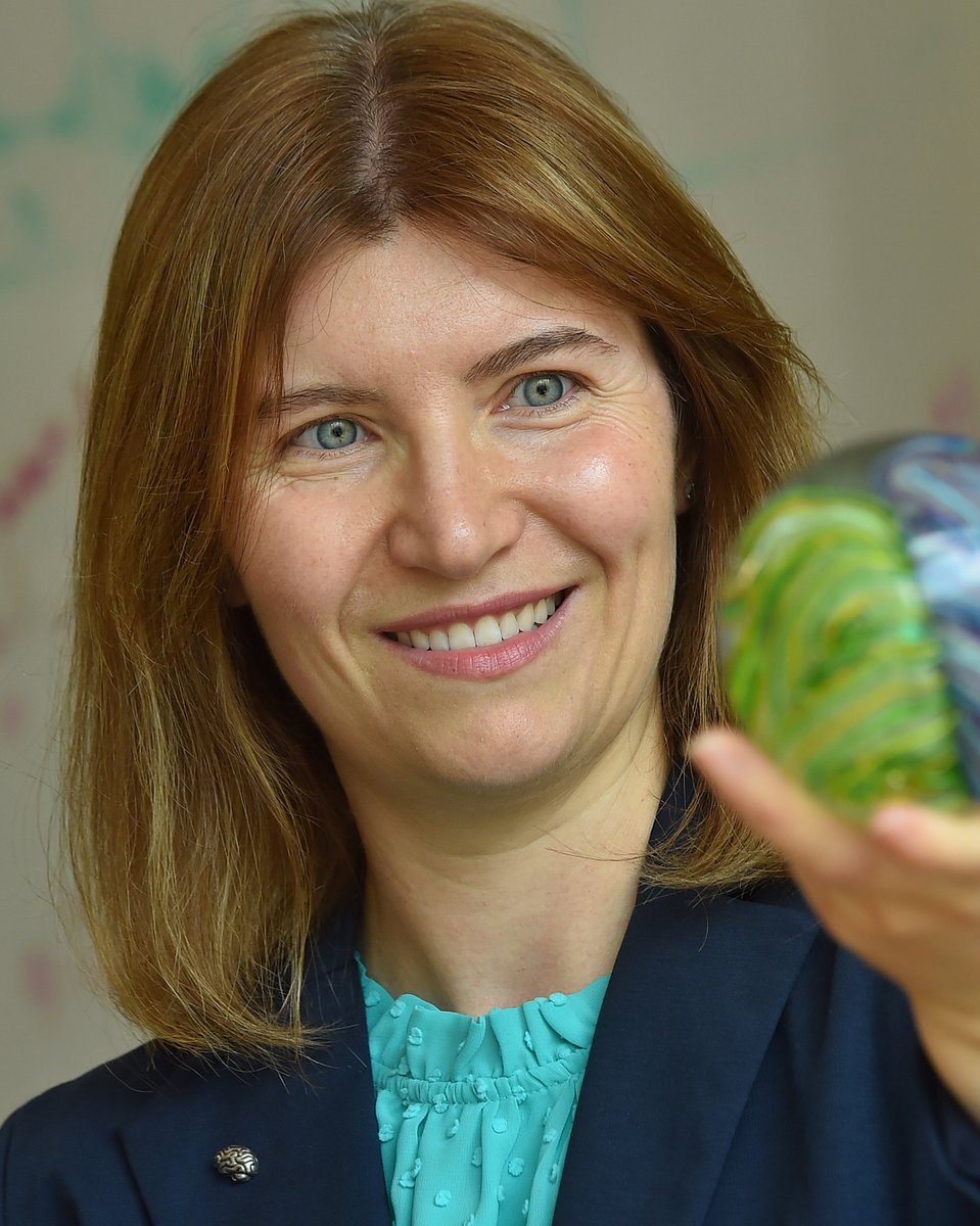 hhmi_science's tweet photo. A new molecular shuttle developed by #HHMIInvestigator Viviana Gradinaru &amp; team offers a better way to transport medicines across the protective blood-brain barrier, potentially enabling the delivery of targeted, life-changing therapies to the brain: https://t.co/xbp1KxfrKp. https://t.co/iygJiD27UJ