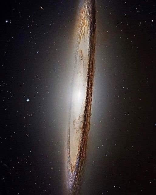 helenrey's tweet photo. A reminder that galaxies don't have to be horizontal. https://t.co/JMbKrkojYT