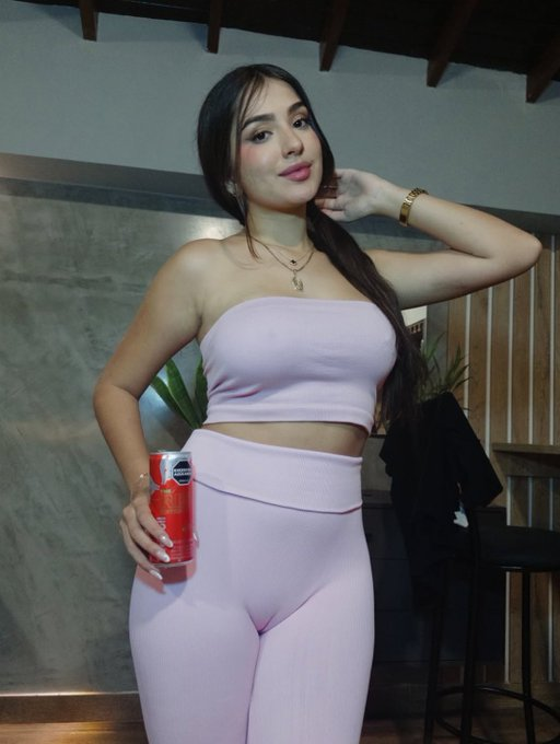 RAMJI97621556's tweet photo. Hoy me dio por ponerme rosado, quedarme en casa y sentirme bonita sin necesidad de salir. 💗 A veces los planes más simples son mis favoritos…

¿te quedarías conmigo esta tarde o me sacarías de casa? 🏘️ https://t.co/x8R39W66is