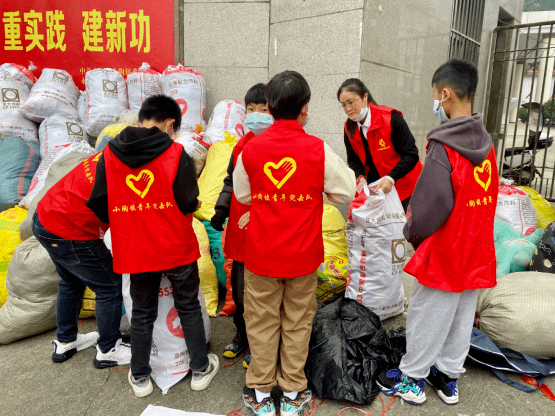 SoyOptimus's tweet photo. Spent the morning sorting winter coats for unhoused neighbors at the community donation center—small acts add up to big warmth. Grateful for every volunteer who showed up today!， https://t.co/RGCcRDG2cV