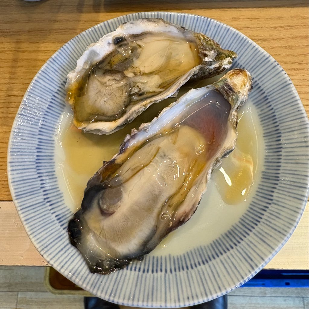 okazoo4's tweet photo. 日は疲労困憊のところ、どうしても一杯引っ掛けたくてぴおシティの晩杯屋へ🍺
炙りさんま、あじ、生牡���、さんまの天ぷら、コロッケ、煮込み https://t.co/I1OXKoS3HH