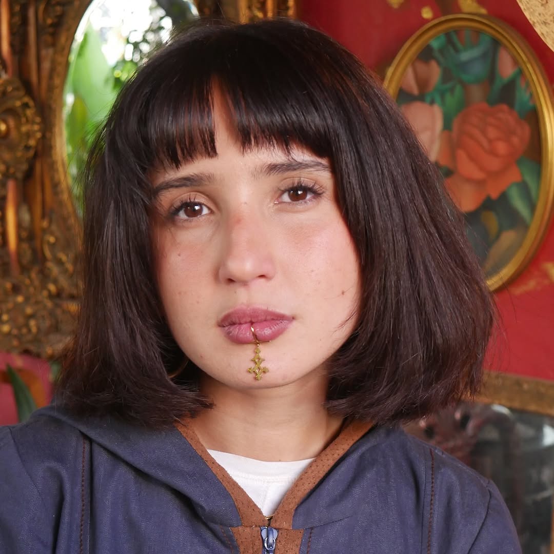 JaneKelly20's tweet photo. My favourite shoot ever, in my home country; wearing my aunties hand made jellaba and always representing my roots🇲🇦 with the best  on the lip jewellery &amp; the shoot! Thank you <3 https://t.co/i6rUPI9MS8