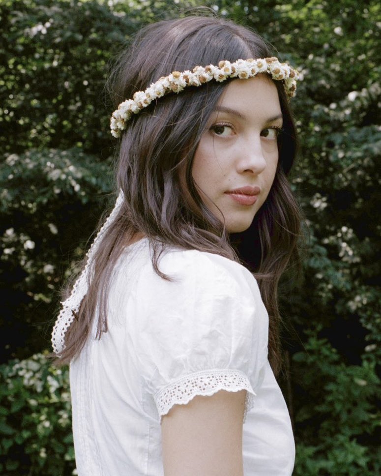 PopCrave's tweet photo. Olivia Rodrigo tells @WonderlandMag that her next cover might be from Ariana Grande’s ‘petal’:

“I’ve been listening to Ariana’s album a lot, so maybe something from Ariana’s album.” https://t.co/f2L2WAmuJb