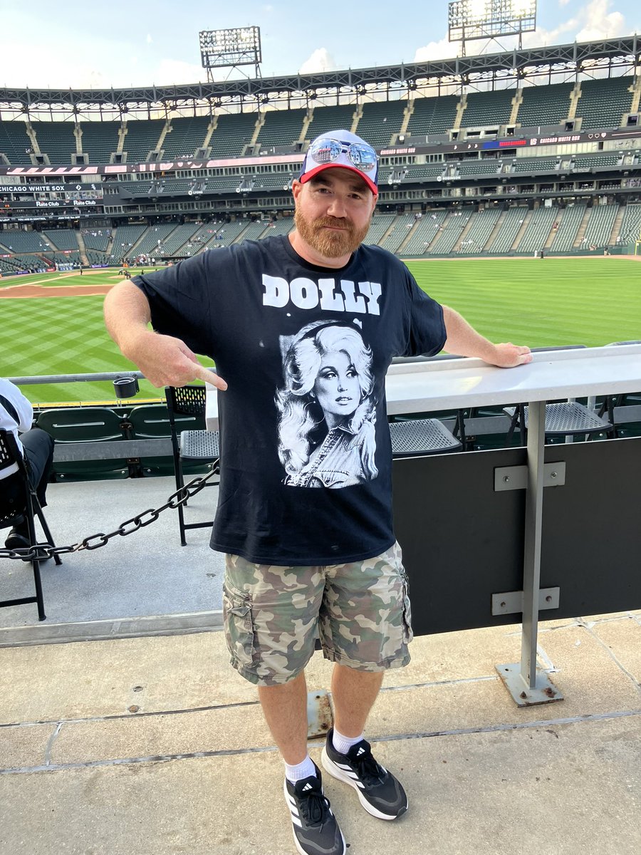 CushingLee's tweet photo. I’m at the #WhiteSox game with @Day2424 , and he’s gotten dozens of compliments for his shirt. Now the Sox need to win 9 to 5. https://t.co/fAmh5RfhNU