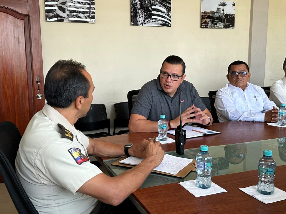 EducacionZ7_Ec's tweet photo. 🤝👮‍♂️ El coordinador de la Zona 7, Favio Villamizar, mantuvo una reunión de trabajo con representantes de la Policía Nacional, subzona El Oro, con el objetivo de articular estrategias que fortalezcan la prevención, el acompañamiento y la seguridad en las instituciones educativas. https://t.co/9tl6XD1QrU